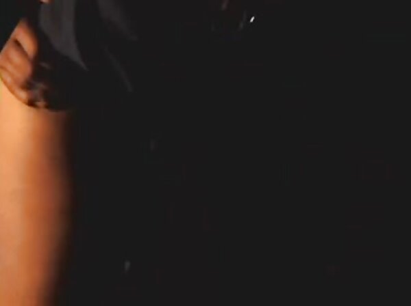 شوهر عكس كير و كس من با انگشتان النا را لگد می زند
