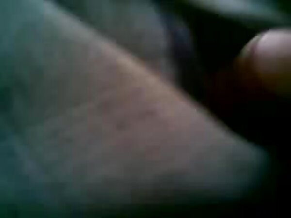 او یک گربه را لمس کرد و از یک زن چاق خواب در دوربین عکسکیر سکسی عکاسی کرد