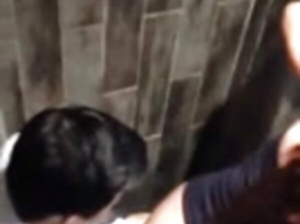 مردی با همسر و برادر کوچکتر همسر كس كون كير خود را لگد می زند